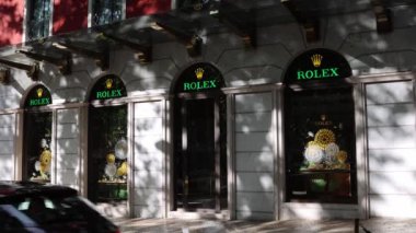 Lizbon, Portekiz 25 Nisan 2024, Güneş ışığı Lizbon 'daki Rolex butiği Torres Joalheiros' un cephesine gölge düşürdü.