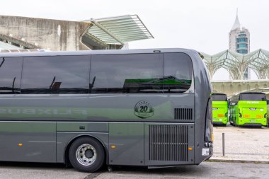 Lizbon 'daki hareketli oriente istasyonunda yolcu otobüslerinin yan görüntüsü, arka planda mimari