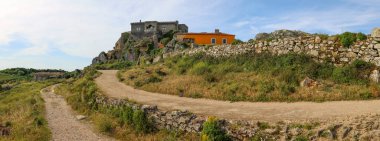 Tarihi Peninha Şapeli 'nin panoramik manzarası sintra, Portekiz' in yemyeşil tepelerine kurulmuştur.