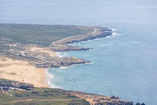 Sintra Cascais doğal parkının engebeli kıyı şeridini görüntüleyen, kumlu plajlar ve turkuaz sular sergiliyor.