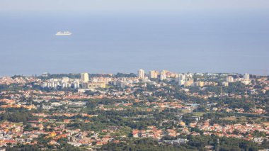 Portekiz 'in Cascais kıyı kasabasında yelken açan bir yolcu gemisinin hava manzarası.