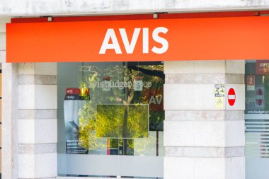 Lizbon Portekiz 'de büyük tabelası olan Avis araba kiralama bürosu.