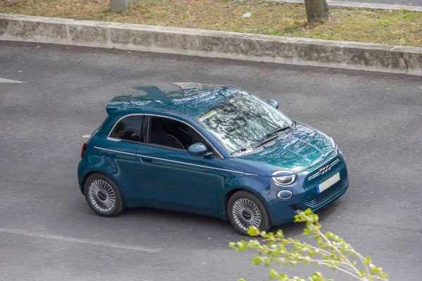 Yeni elektrikli fiat 500 şehirde yolda gidiyor.