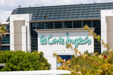 El Corte Ingles Mağazası. Büyük yeşil logosu, modern mimarisi, Lizbon, Portekiz.