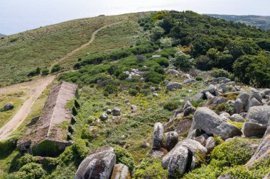 Sintra Hills 'in doğal güzellikleriyle çevrili Peninha Şapeli' nin tarihi manzarası.