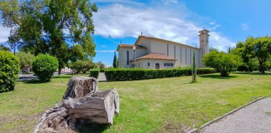 Modern kilise, Lizbon 'un encarnacao bölgesinin huzurlu atmosferini gözler önüne seriyor.