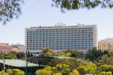 Portekiz 'de lüks bir otel olan Ritz Lizbon Oteli' nin dışı ağaçlarla çevrili.