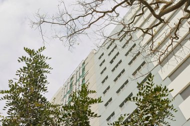 Lizbon Uluslar Parkı 'nda modern binalar yeşilliğin arkasında yükseliyor, şehir tasarımı sergileniyor.