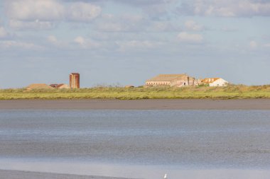 Portekiz 'deki tagus nehrinin kıyısında ek binaları olan eski bir çiftlik duruyor.