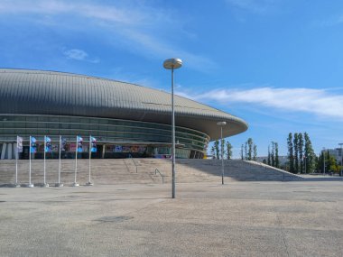 Altice arenasının dışı, Lizbon, Portekiz 'de çok amaçlı bir arena, güneşli bir günde, eşsiz mimarisini gösteriyor.