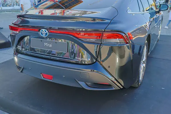 Bir Toyota Mirai 'nin kapanışı, otomotiv yeniliği ve sürdürülebilirliğinin sembolü olan yakıt hücresi teknolojisini vurguluyor.