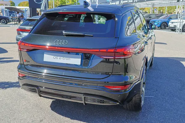 Audi 'nin en yeni elektrikli cipinin dizaynını ve çizgilerini gösteren Q6 e-tron.