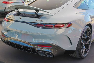 Mercedes amg gt 63 pro 4matic sırtını gösteriyor ve büyük spoiler