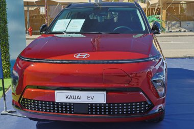 Yepyeni kırmızı hyundai kauai ev bir galeride ya da bir otomobil fuarında sergileniyor.