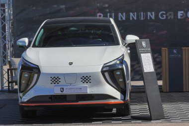 Yepyeni bir dongfeng 'in ön görüntüsü Cuma günü her elektrikli SUV' nin arabası bir otomotiv sergisinde park edilmiş.