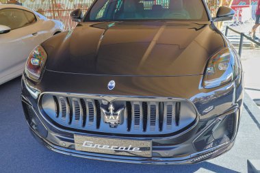 Yepyeni bir Maserati Grecale 'in şık önü bir araba galerisinde park edilmiş.