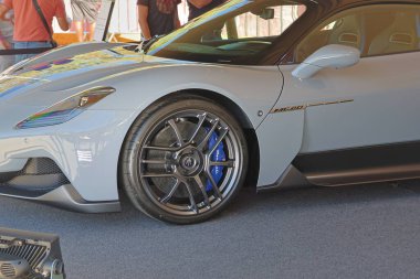 Yepyeni Maserati Mc20 bir galeride sergileniyor.