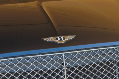 Bentley logosu bir arabanın kaputunda parlıyor.