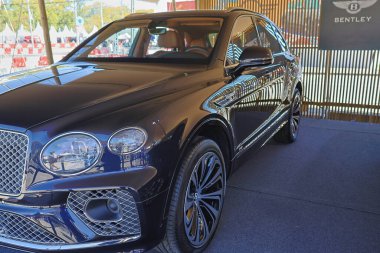 Yeni Bentley Bentayga bir bayinin ışıkları altında parlıyor.