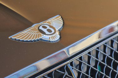 Bentley logosu lüks bir arabanın kaputunda parlıyor.