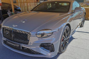 Yepyeni Bentley Continental gt 'in ilk baskısı lüks bir araba sunumu sırasında yaz güneşinin altında park edilmiştir.