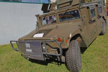 Portekiz ordusu Hmmwv - yüksek hareketli çok amaçlı tekerlekli araç - çimenlerin üzerine park edilmiştir.
