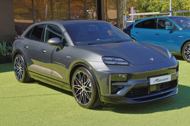 Gıcır gıcır Porsche Maccan bir bayinin yeşil çimenliğine park edilmiş.