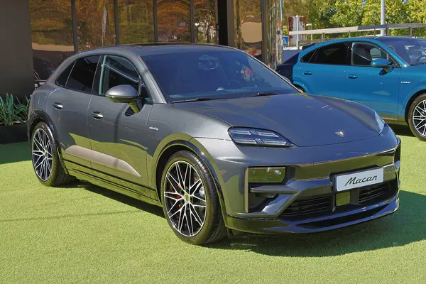 Gıcır gıcır Porsche Maccan bir bayinin yeşil çimenliğine park edilmiş.