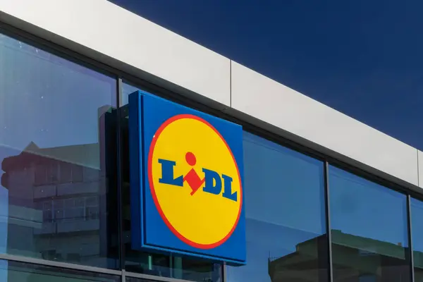 Leiria, Portekiz 'de güneşli bir günde büyük bir logo işareti olan gözlüklü bir süpermarketin dışı.