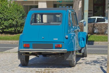 Açık mavi Citroen Dyane şehirde park halinde, güneşli bir günde arka manzara