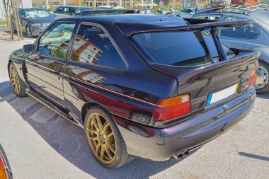 Ford eskort Cosworth arka kanat ve alaşım tekerleklerini gösteriyor.
