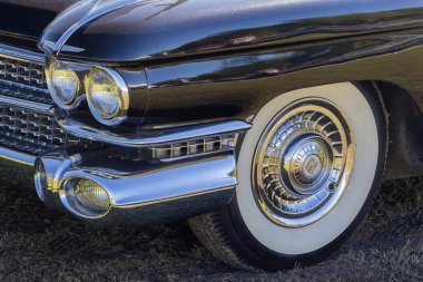 Klasik Cadillac coupe deville ön ucu ikonik krom detaylar ve beyaz duvar lastikleri içerir