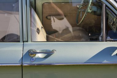 Klasik Amerikan otomotiv tasarımı sergilenen klasik bir Chevrolet Corvair 'in krom kapı kolu ve iç mimarisi.