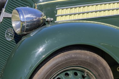 Parlak yeşil bir Tatra 57 'nin sağ ön tarafında, far ve çamurluğun ikonik şeklini vurguluyor.