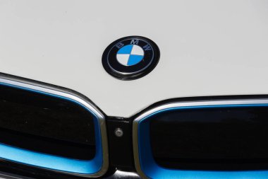 Bmw i8 logosu ve mavi aksanlı ön ızgara