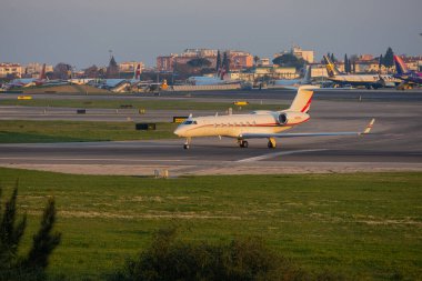 Portekiz 'deki Lizbon Humberto Delgado Uluslararası Havaalanı' nda beyaz özel jet kalkışa geçti.