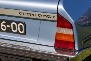 Klasik bir Citroen CX 2500 d 'nin stop lambasını ve plakasını kapatın. Bu ikonik Fransız otomobilinin klasik tasarım unsurlarını vurgulayın.