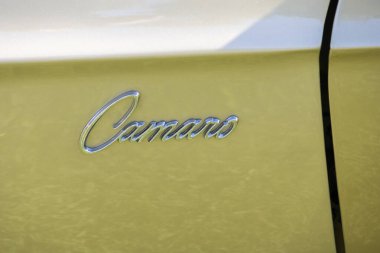 Krom Camaro senaryosu klasik bir Chevrolet Camaro Z28 'in yanında parıldıyor. Amerikan kaslı araba tasarımının güzelliğini gözler önüne seriyor.