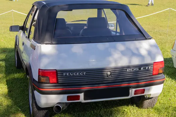 Çimlere parkedilmiş beyaz peugeot 205 cti Cabriolet 'in arka görüntüsü