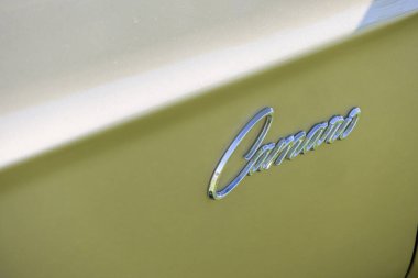 Güneş ışığı, Chevrolet Camaro Z28 logosuna yansıyor. Klasik bir Amerikan kaslı arabasında.