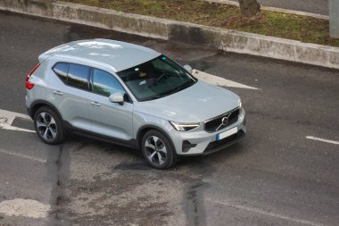 Modern gri Volvo xc40 SUV yolda