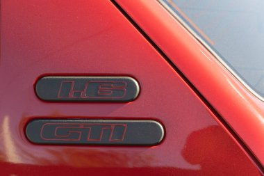 İkonik peugeot 205 gti logosunun kapanışı, otomotiv performansının ve tarzının sembolü.