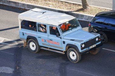 Mavi özelleştirilmiş arazi gezgini savunucusu 110 turist eğlencesi için şehirde.