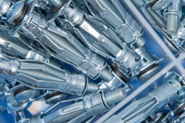 Metal genişletme çapa cıvatalarının bu yakın görüntüsü eşsiz tasarımlarını gösteriyor, onları inşaat ve diy projeleri için ideal hale getiriyor