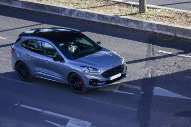 Gıcır gıcır bir Ford Kuga SUv bir adam tarafından yola çıkarılıyor.