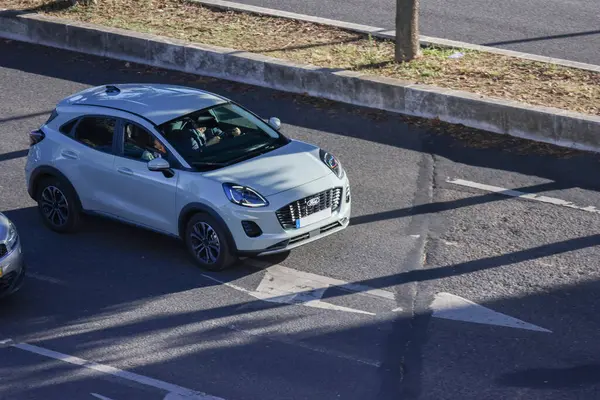 White Ford Puma kavşağı Fransa 'da bir şehir yolunda sürüyor.