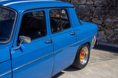 Klasik mavi renault 8 gordini klasik tasarımını ve yarış mirasını sergiliyor.