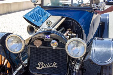 Kaputu açık klasik Buick arabası, motor ve klakson kornası, açık hava sergisinde sergileniyor.