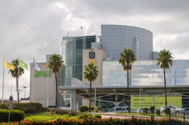 Znit 'in modern binası, dalgalanan bayraklarla, parktaki nacolar, Lizbon