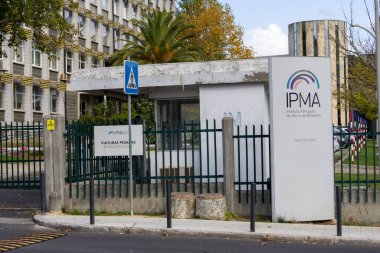 Lizbon 'daki ipma merkezinin girişinde ağır araçlar için girişi gösteren bir tabela var.